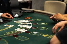 Layar permainan Speed Baccarat langsung dengan kartu dealer dan papan statistik